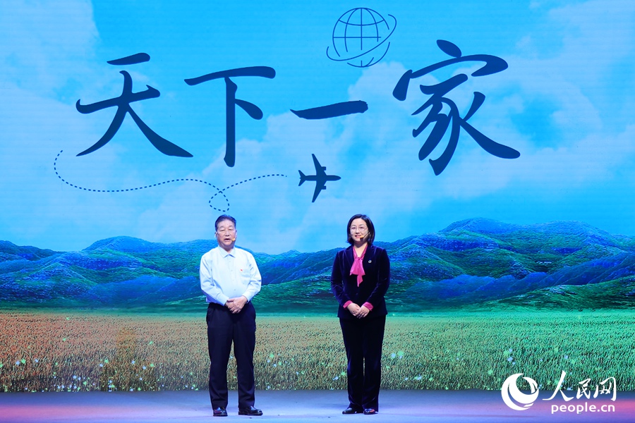 党的二十大代表、菌草技术发明人林占熺(左)与女儿林冬梅。人民网 焦艳摄