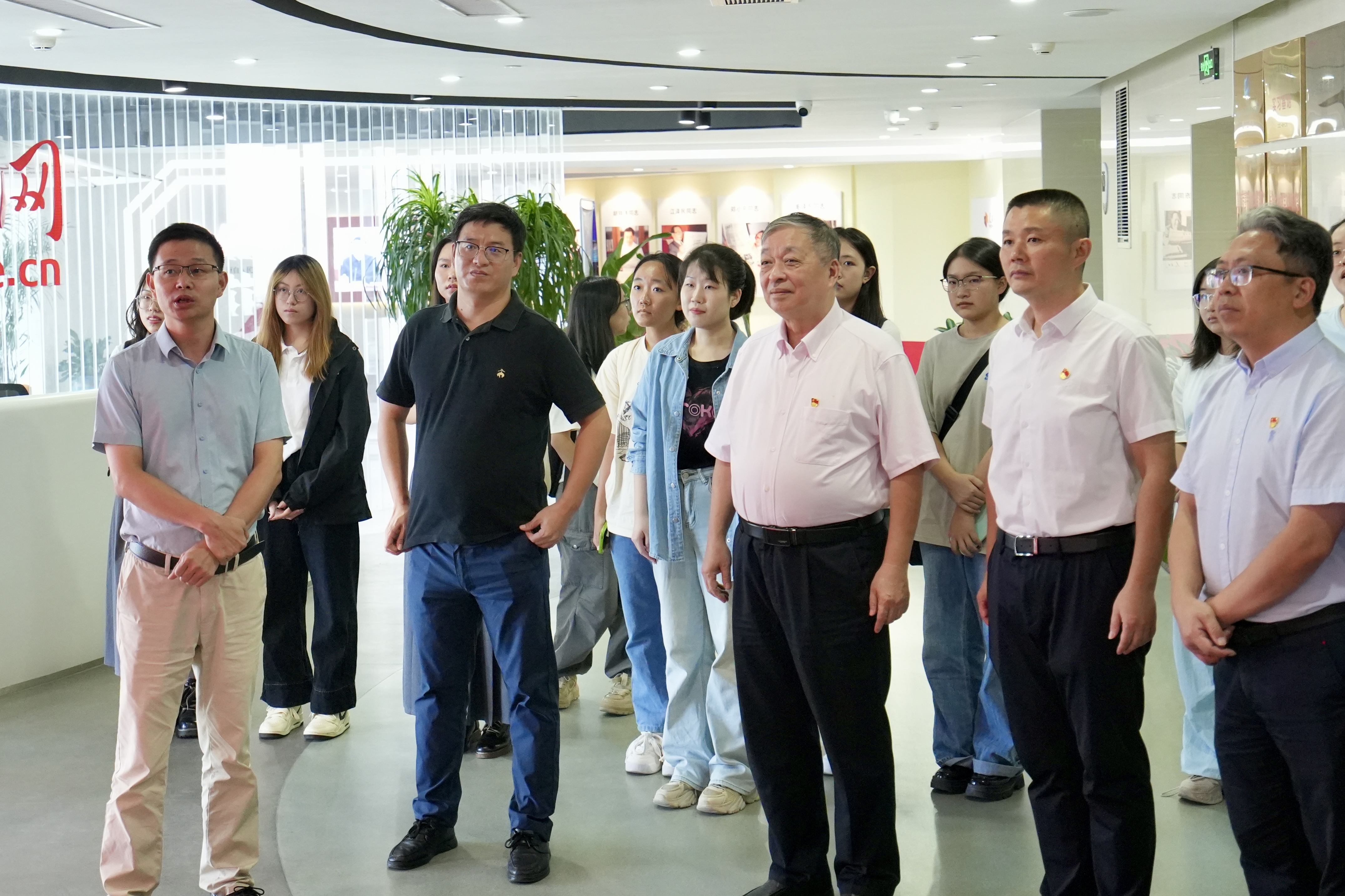 观展.jpg