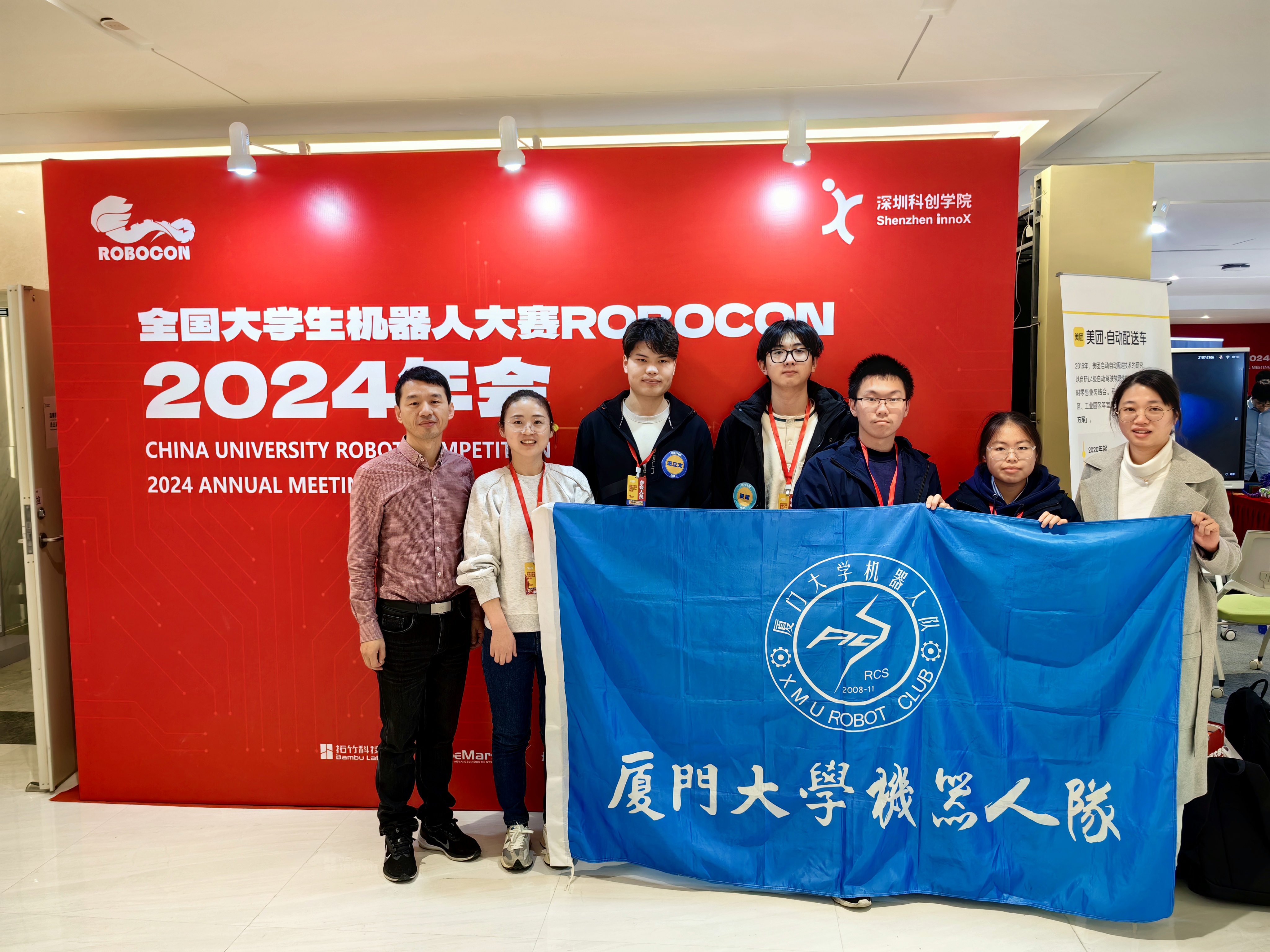 2 胡天林(左一)组织同学们外出调研.jpg