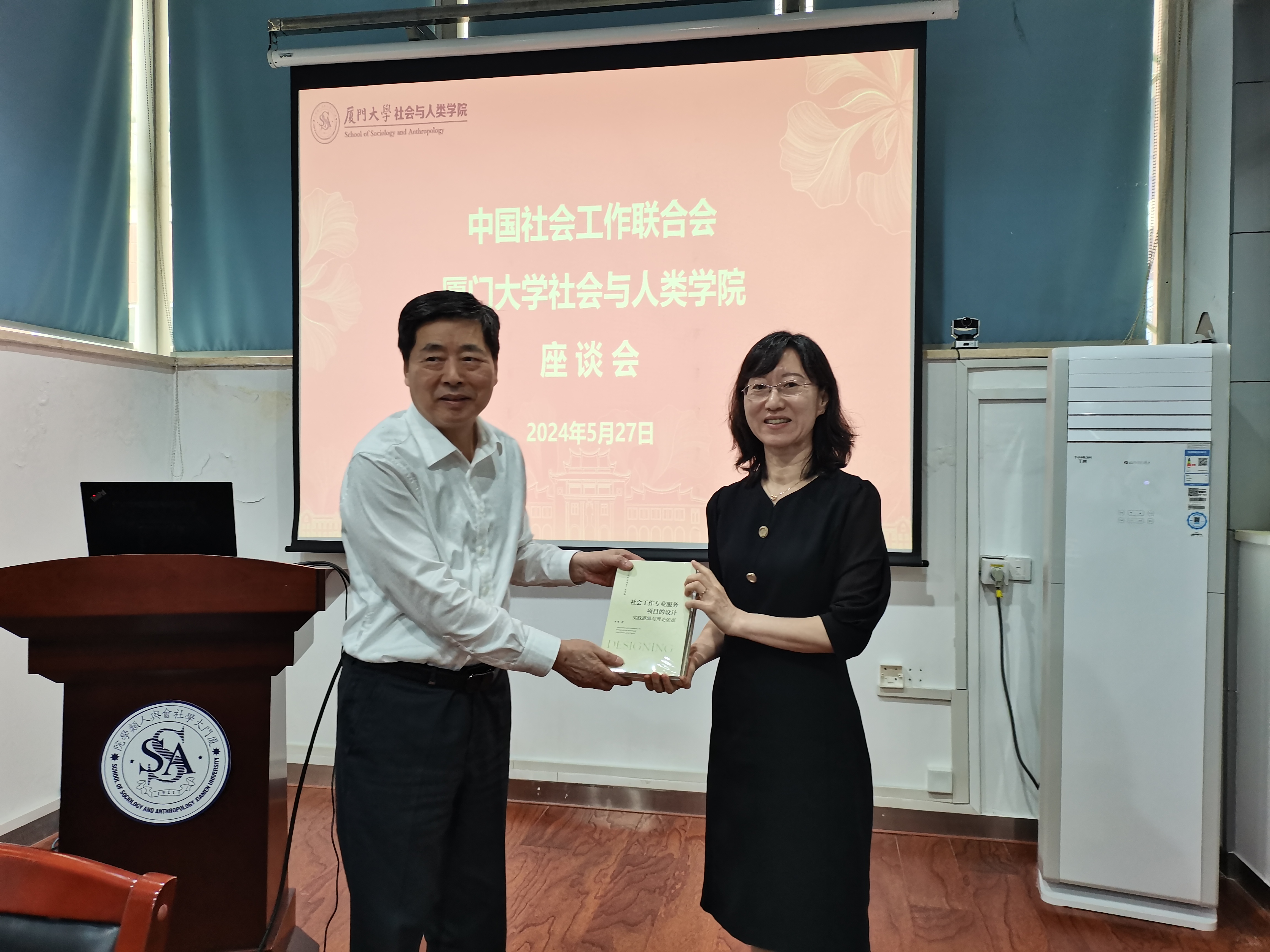 图9:赠与书籍.jpg