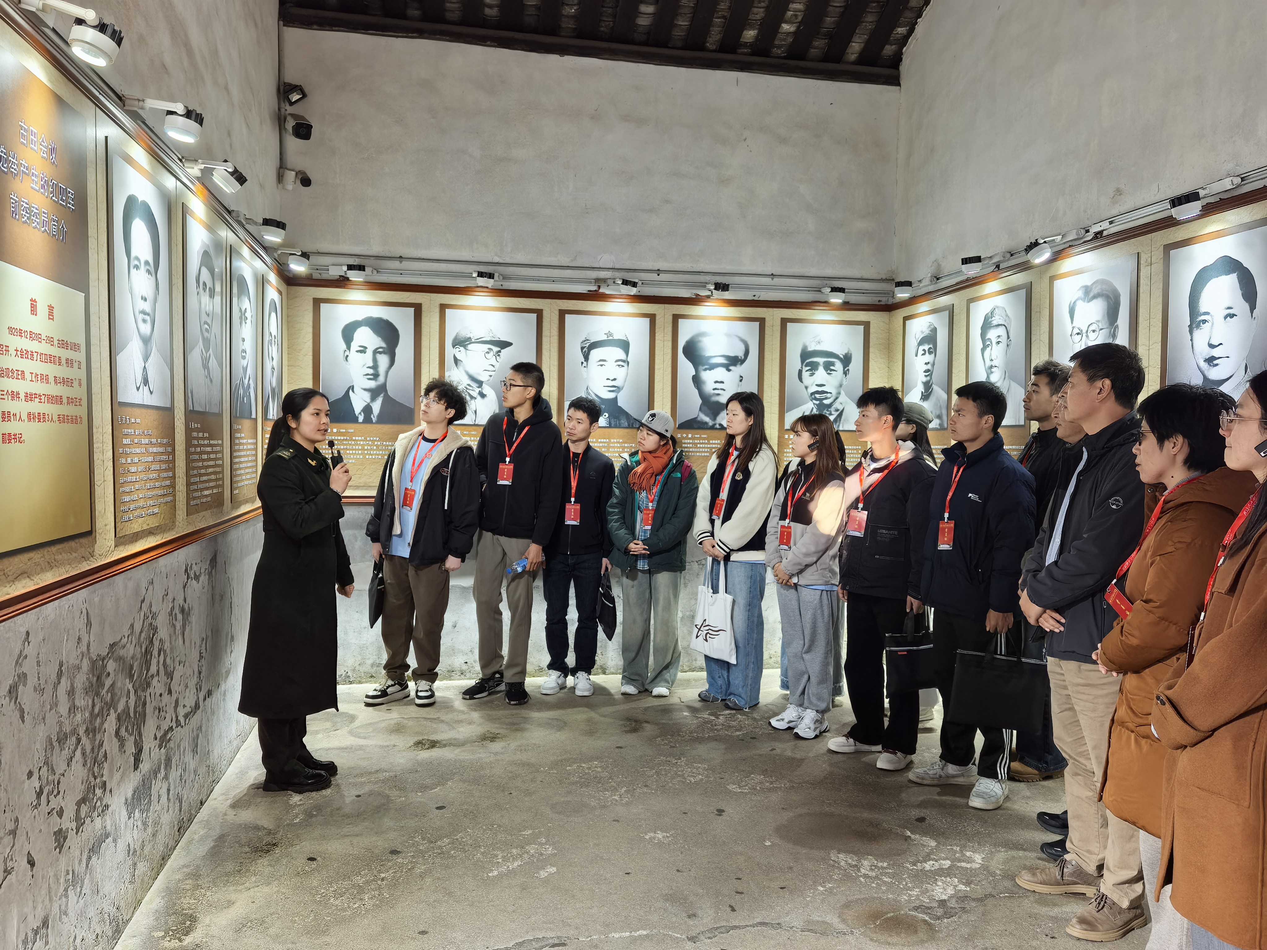 聆听讲解.jpg