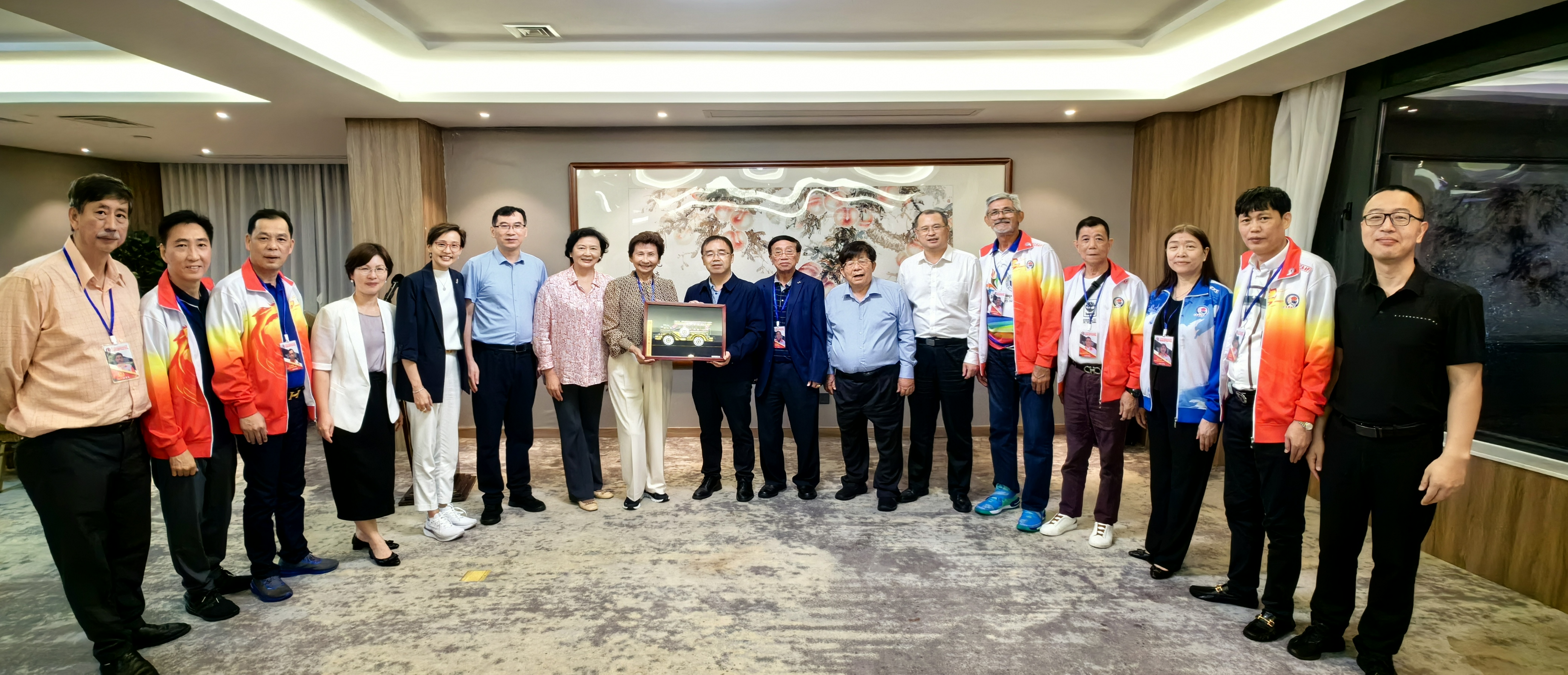 菲华体育总pg娱乐电子游戏向计算胜平负计算器赠送纪念品合影.jpg