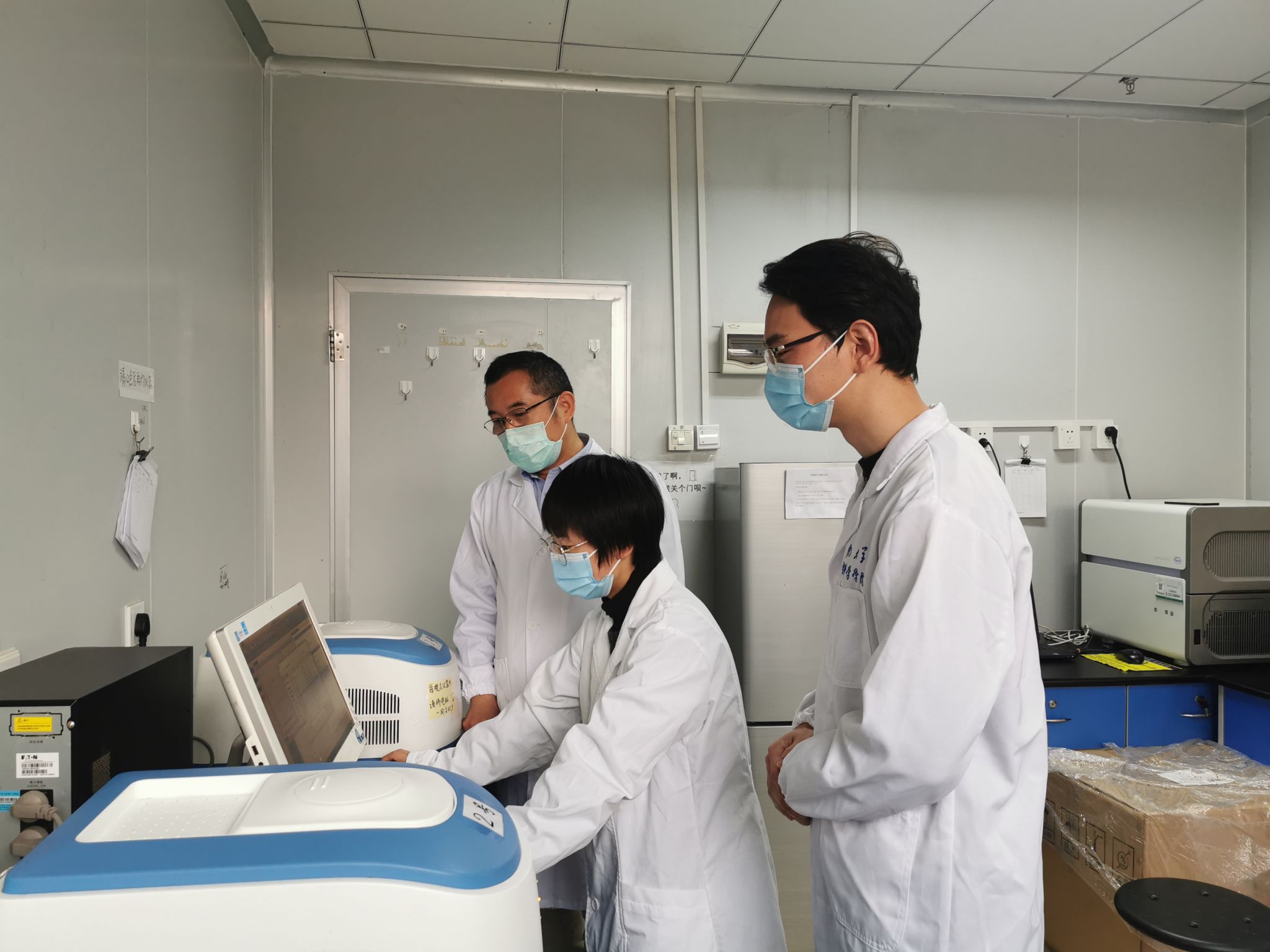 课题组开展多重荧光PCR检验技术攻关.jpg