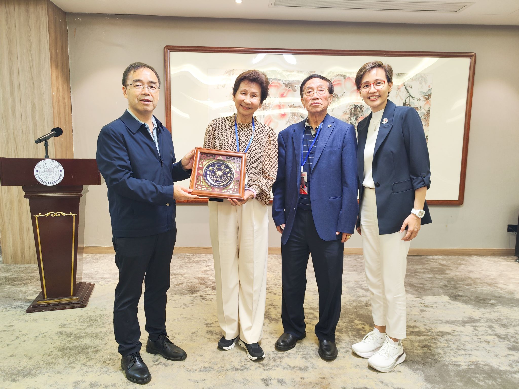 张校长向菲华体育总pg娱乐电子游戏赠送纪念品.jpg
