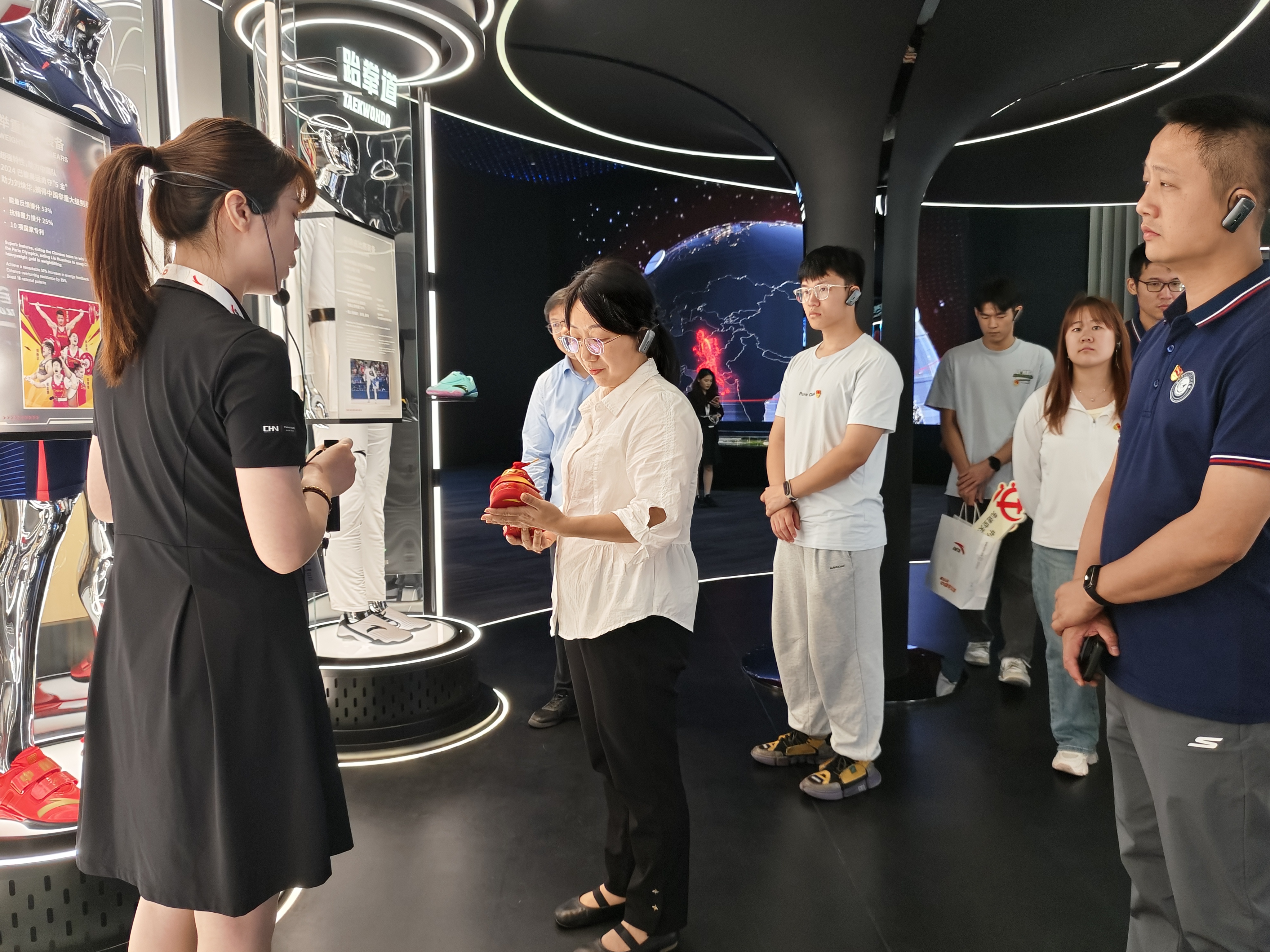图10-安踏-2.jpg