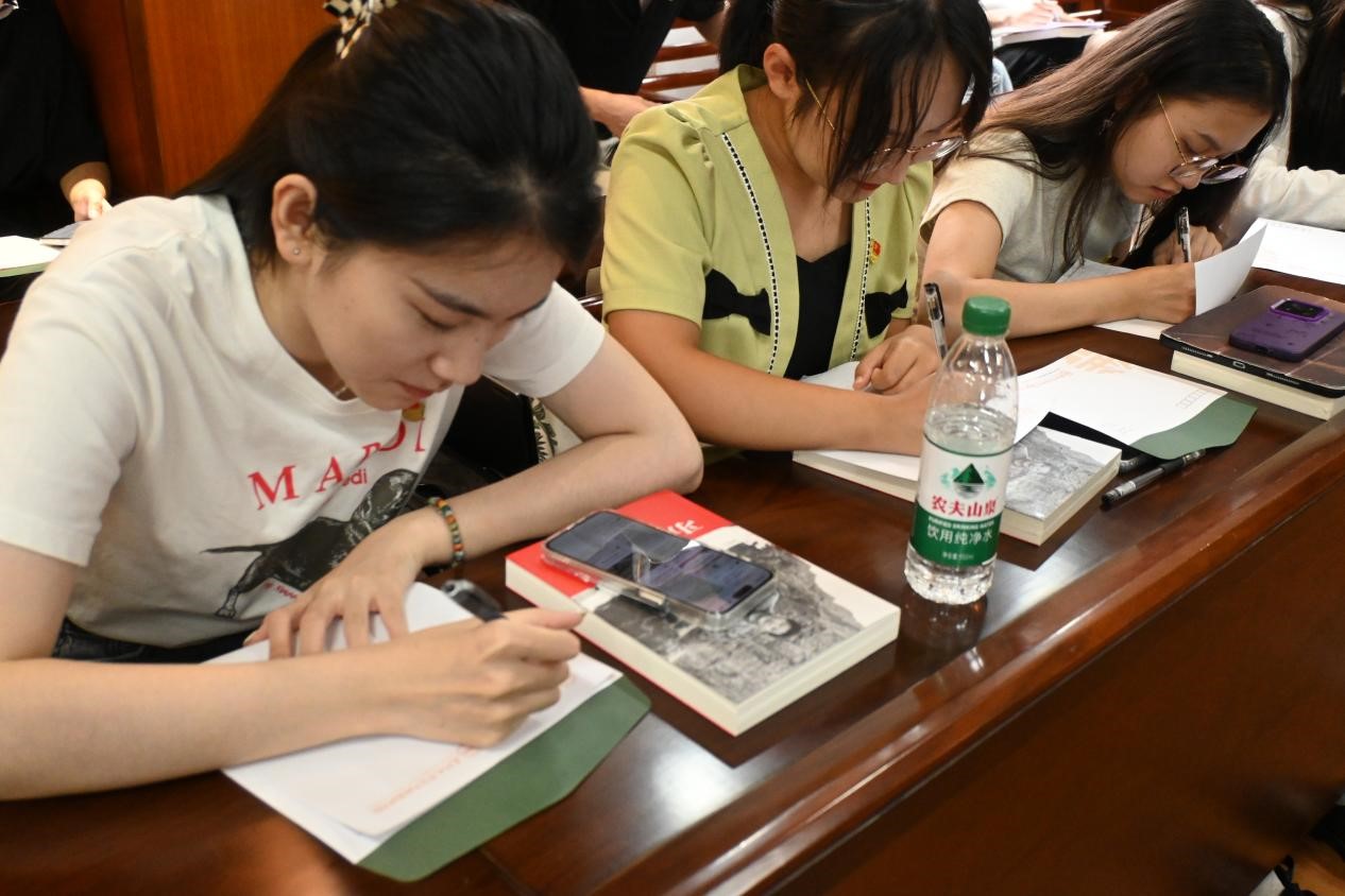 学院新生党员填写党员先锋发展目标和规划.jpg