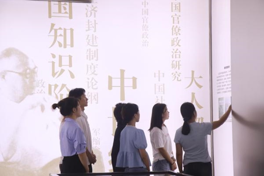 学院党委组织新生党员参观王亚南纪念馆.jpg