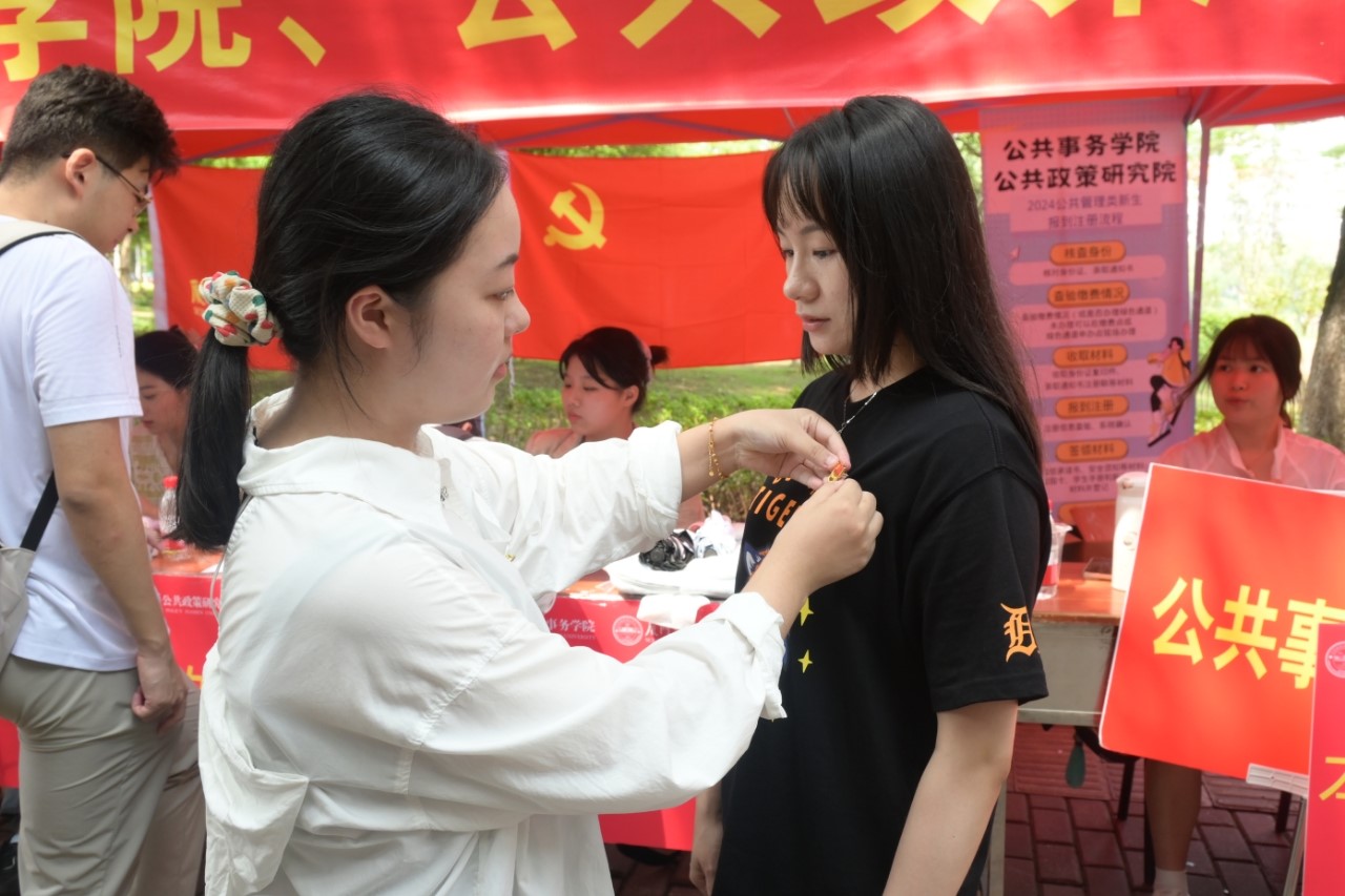 新生报到季,党员志愿者为新生党员佩戴党徽.jpg
