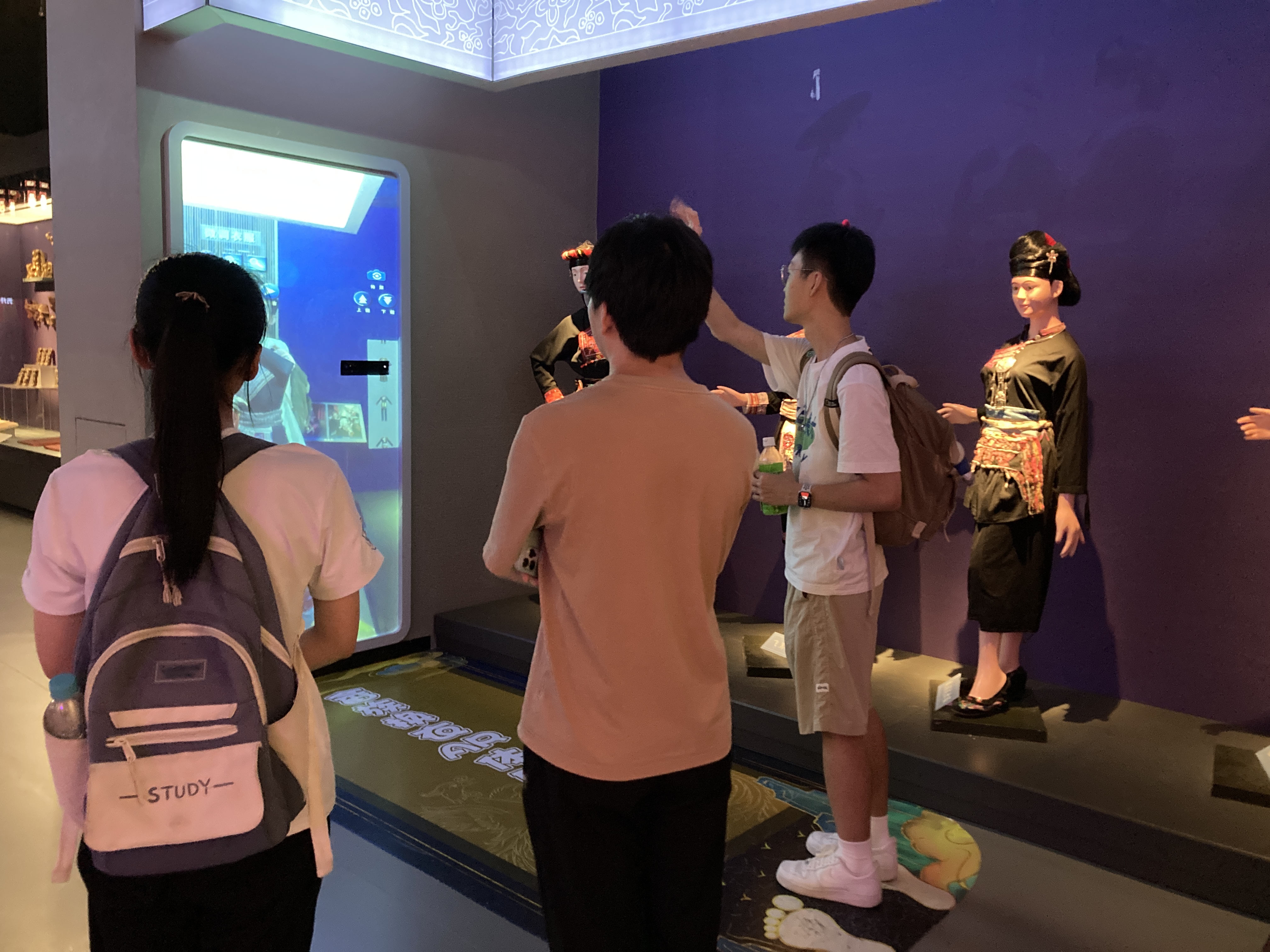闽东畲族博物馆-体验畲族服饰.jpg