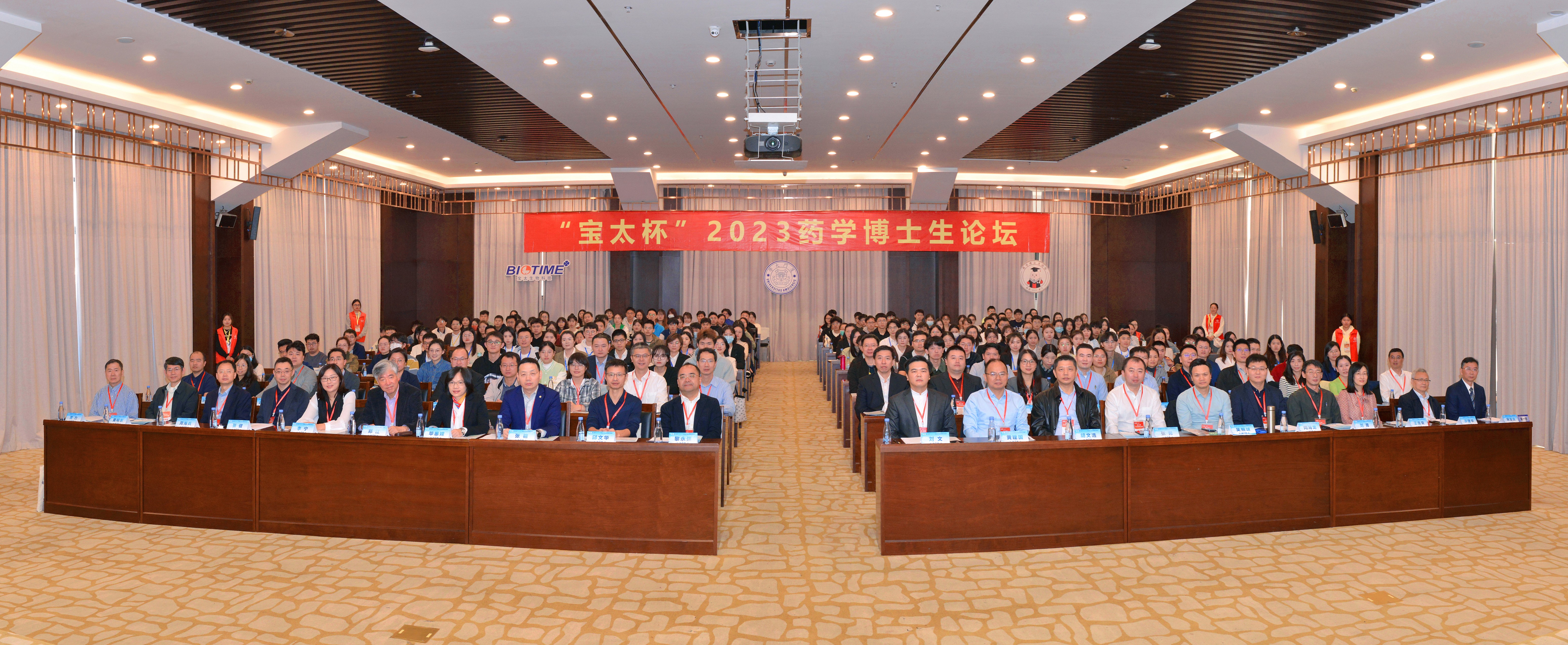 主pg娱乐电子游戏场大合影.jpg