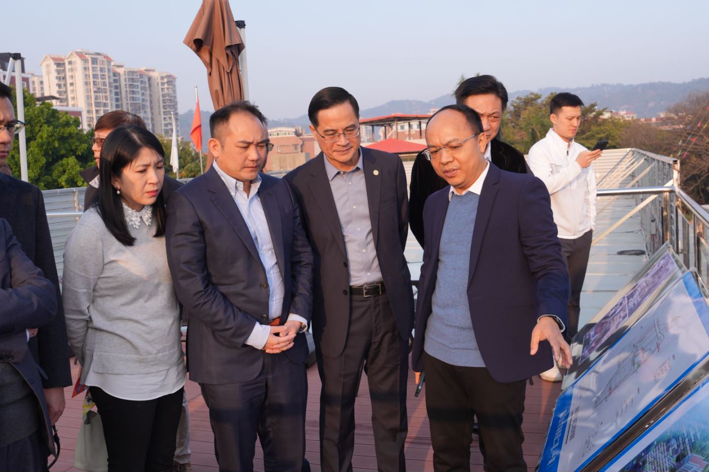 李耀昇视察工地.jpg