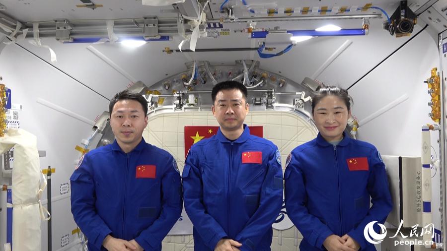 神舟十四号航天员乘组陈冬、刘洋、蔡旭哲。来源:视频连线截图