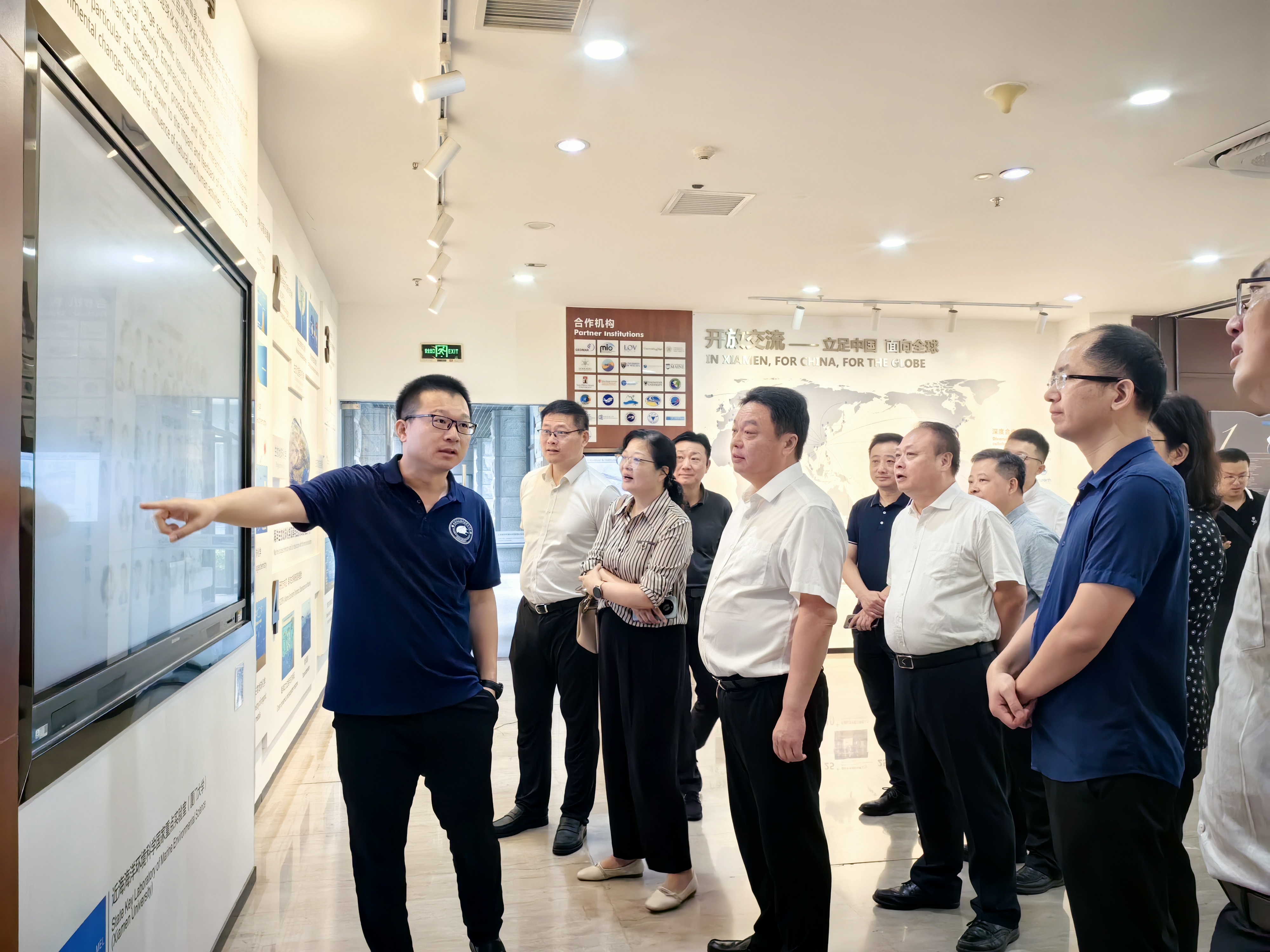 参观学科文化长廊.jpg